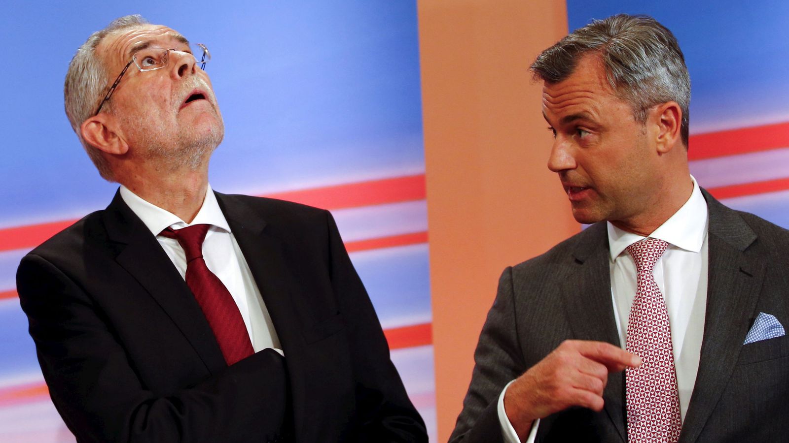 Foto: Alexander Van der Bellen (I) y Norbert Hofer (D), durante un debate televisivo (Reuters).