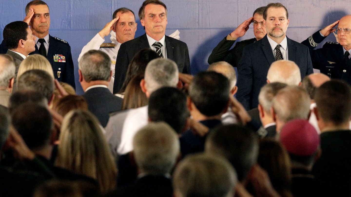 Jair Bolsonaro junto a su ministro de Defensa Fernando Azevedo e Silva, en Brasilia. (Reuters)