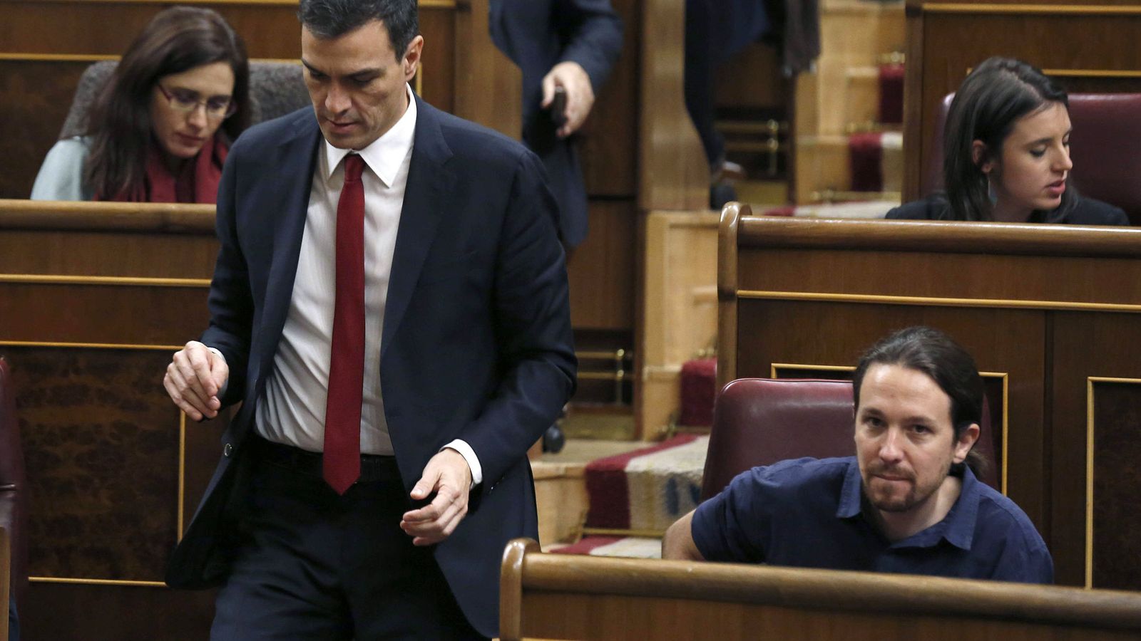 Foto: El secretario general del PSOE y el líder de Podemos, Pablo Iglesias, en el Congreso de los Diputados. (Efe) 