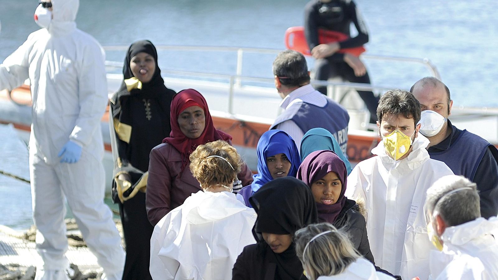 Foto: Inmigrantes en el puerto de Palermo, este sábado. (Reuters)