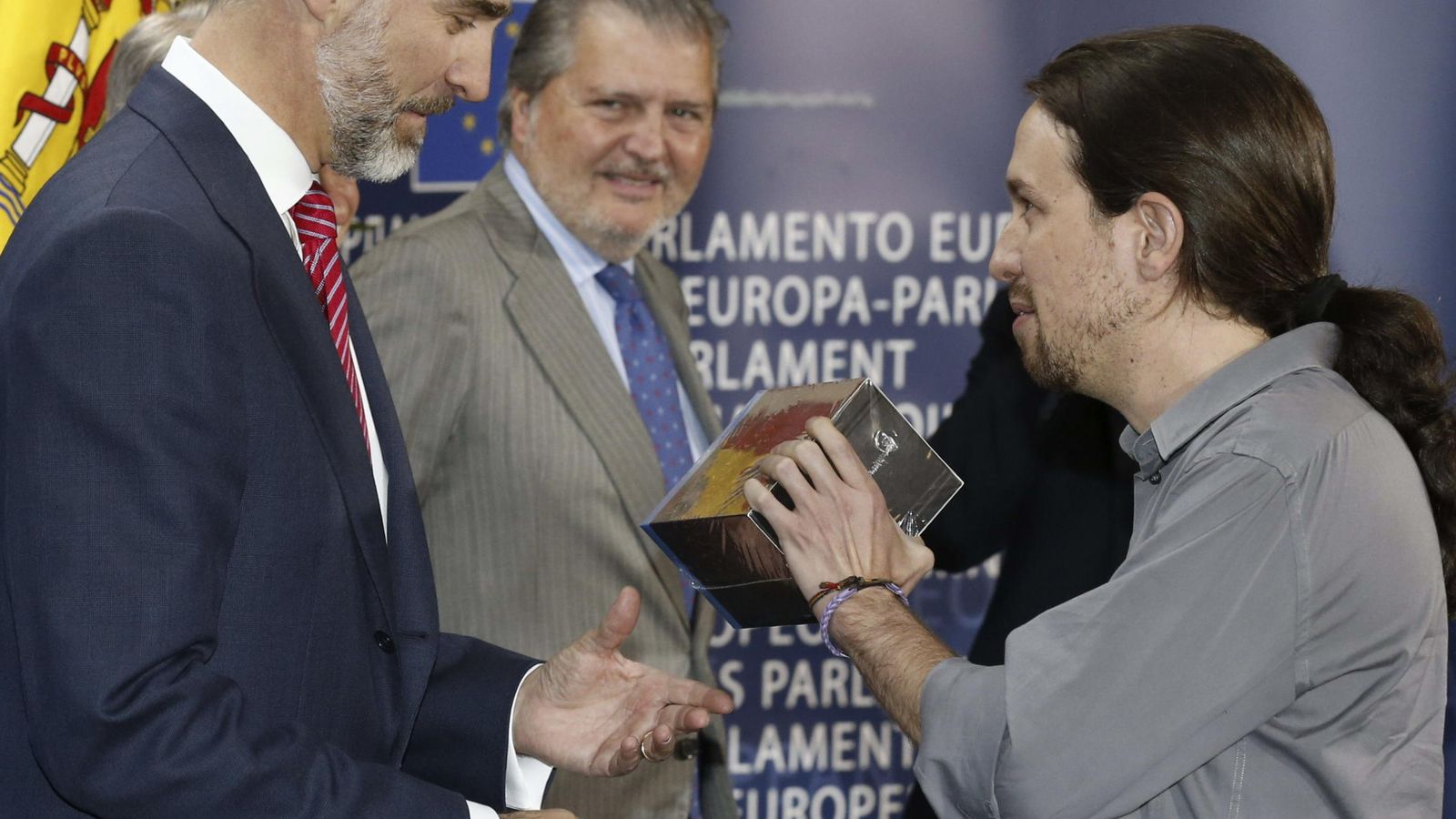 Foto: Pablo Iglesias saluda Felipe VI y le entrega la serie 'Juego de Tronos'. (Efe)