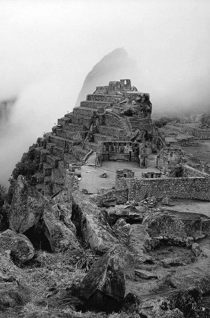 (((ACOMPAÑA CRÓNICA PERÚ-MACHU PICCHU ))) LIM04. LIMA (PERÚ), 26/06/2011.- Fotografía de Linda Connor (New York, 1944), Machu Picchu Perú, 1984, cedida por el Instituto Cultural Peruano Norteamericano (ICPNA), que forma parte de la exposición fotográfica 'Visiones de Machu Picchu' que se presenta en el ICPNA en Lima hasta el 14 de agosto. Aunque el norteamericano Hiram Bingham se ha llevado la gloria mundial por haber 'descubierto' la ciudadela inca de Machu Picchu, todas las evidencias históricas apuntan a que este famoso sitio arqueológico nunca estuvo perdido. EFE/Instituto Cultural Peruano Norteamericano (ICPNA)/SOLO USO EDITORIAL 