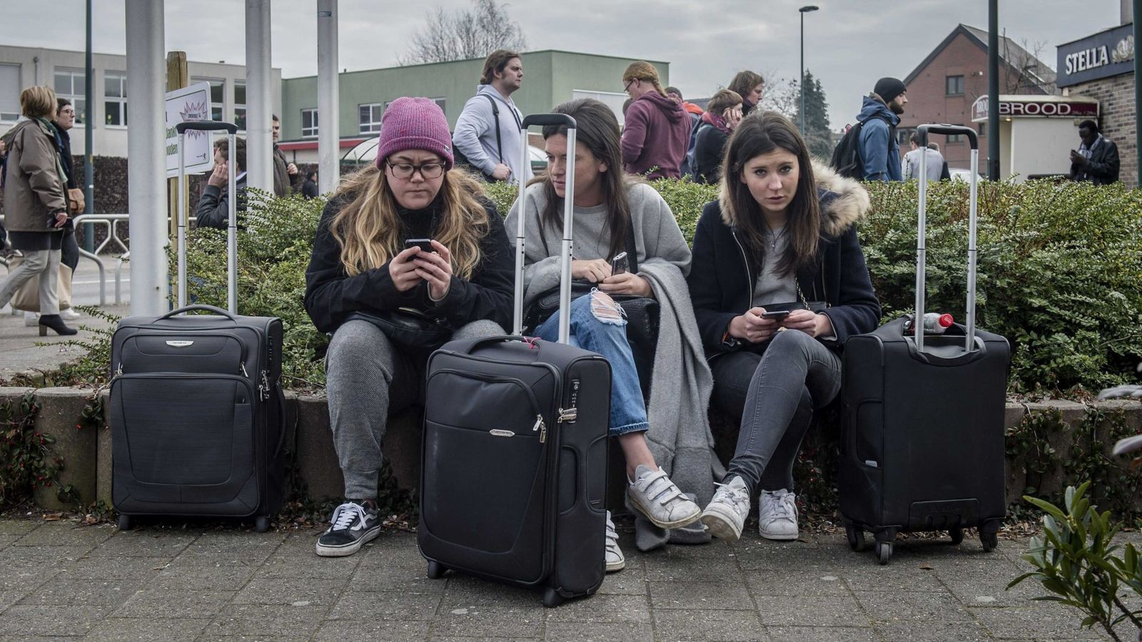 Foto: Tres pasajeras esperan en el aeropuerto internacional de Zaventem (Bruselas) tras los atentados. (EFE)