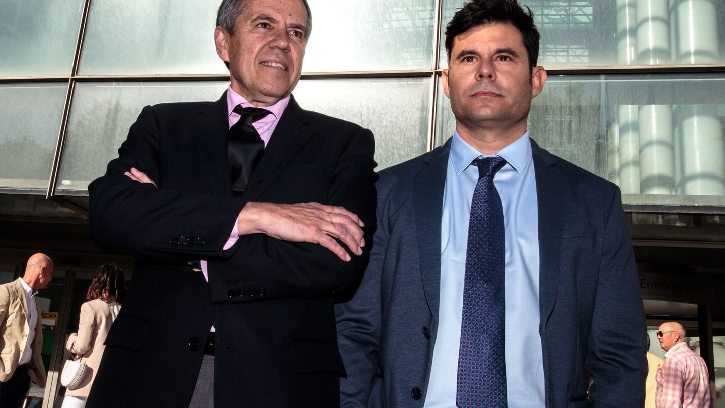 Javier Sánchez Santos, con su abogado, Fernando Osuna. (EFE)