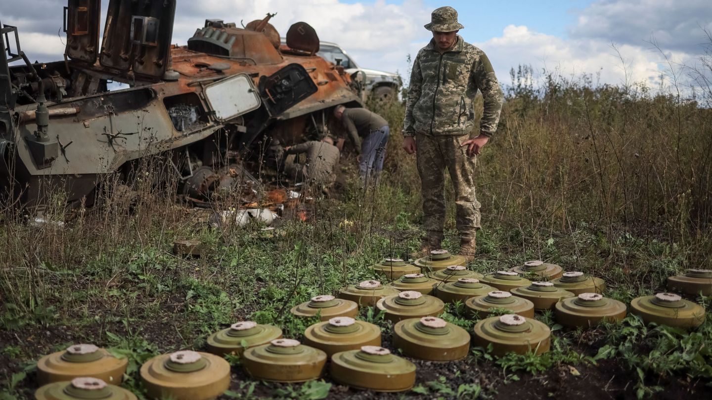 Un soldado ucraniano observa minas rusas. (Reuters)