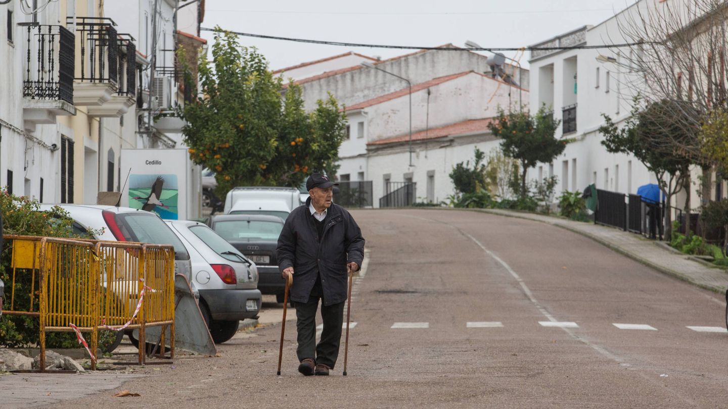 Un hombre camina por la calzada principal de Cedillo (Cáceres). (D. B.)