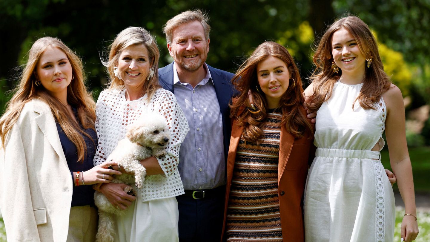 Los reyes de Holanda con sus tres hijas. (Reuters)