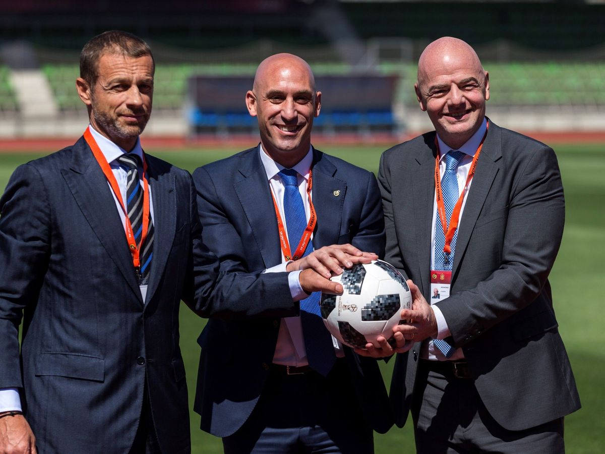 Foto: El presidente de la RFEF, Luis Rubiales, el presidente de la FIFA, Gianni Infantino, y el presidente de UEFA, Aleksander Ceferin. (EFE)