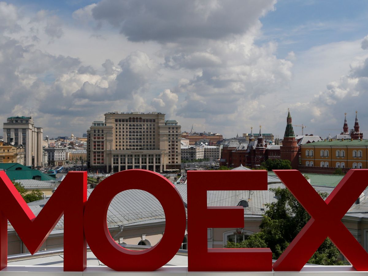 Foto: Logo de Moex en el exterior de la Bolsa de Moscú.