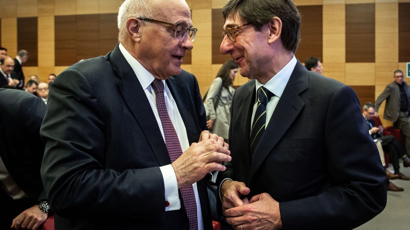 El presidente de Bankia, José Ignacio Goirigolzarri (d), y el presidente del Banco Sabadell, Josep Oliu. (EFE)