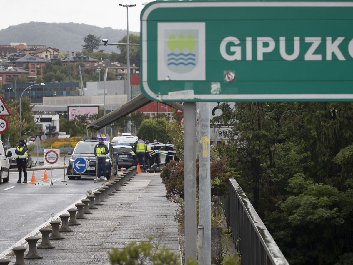 Foto: Agentes de la Policía Nacional en el puente de Santiago de Irun, Guipuzcoa, en una imagen de archivo. (EFE/Javier Etxezarreta)
