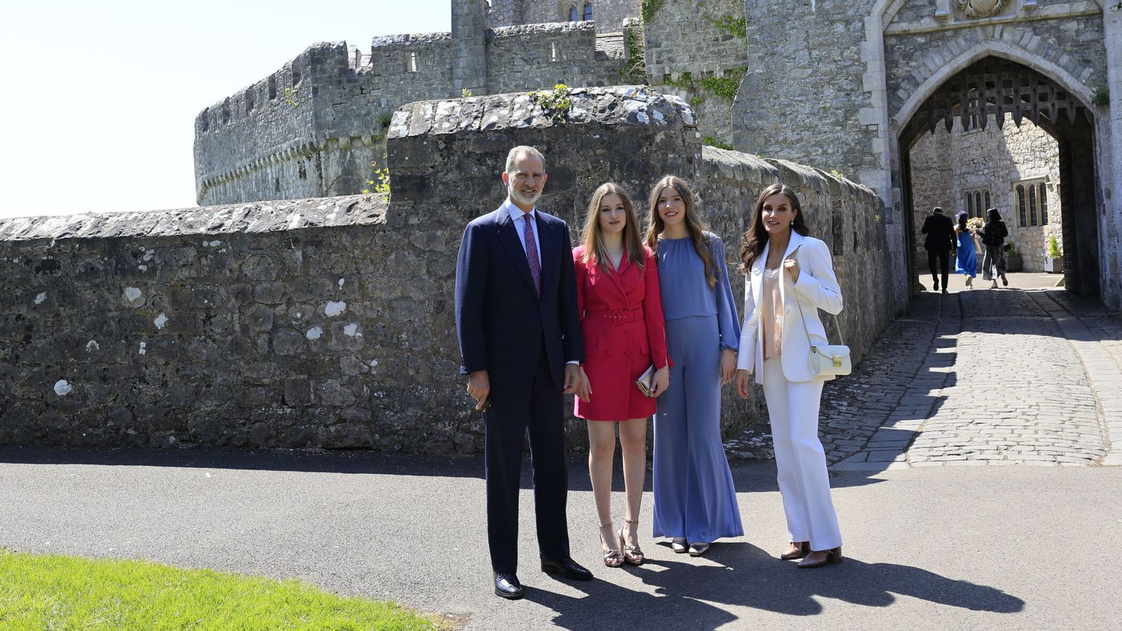 Los reyes Felipe y Letizia posan junto a sus hijas, la princesa Leonor y la infanta Sofía. (EFE/Casa Real/Francisco Gómez)