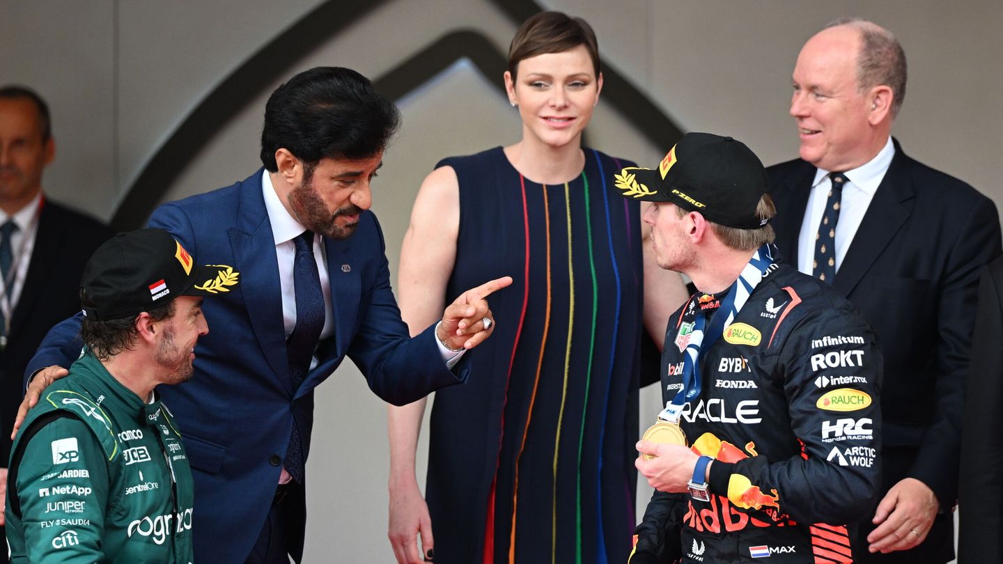 Alberto y Charlène, con Fernando Alonso en la entrega de premios de la carrera. (EFE/Christian Bruna)