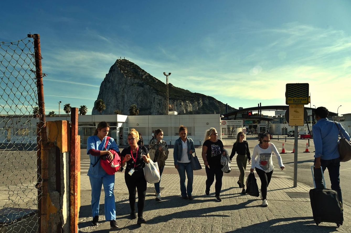 Trabajadoras del Campo de Gibraltar salen del Peñón en dirección a La Línea. (Toñi Guerrero)