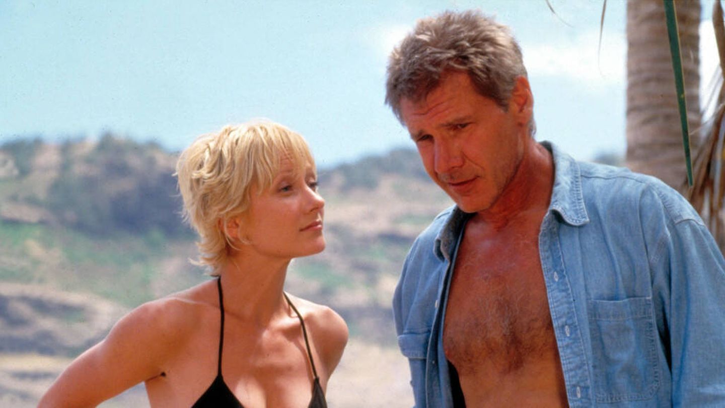 La actriz Anne Heche, junto a Harrison Ford, en la película 'Siete días y siete noches'.