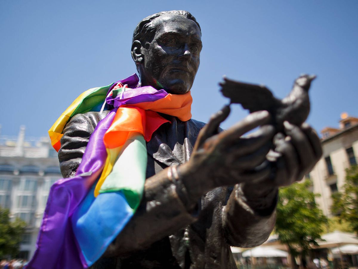Foto: Una estatua con la bandera gay. (Getty/Pablo Blázquez Domínguez)