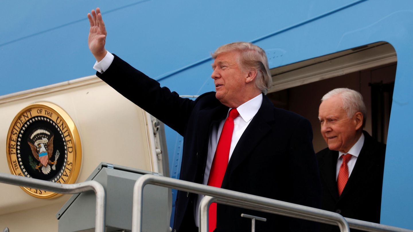 Donald Trump y el senador Orrin Hatch descienden del Air Force One en Salt Lake City, el 4 de diciembre de 2017. (Reuters)