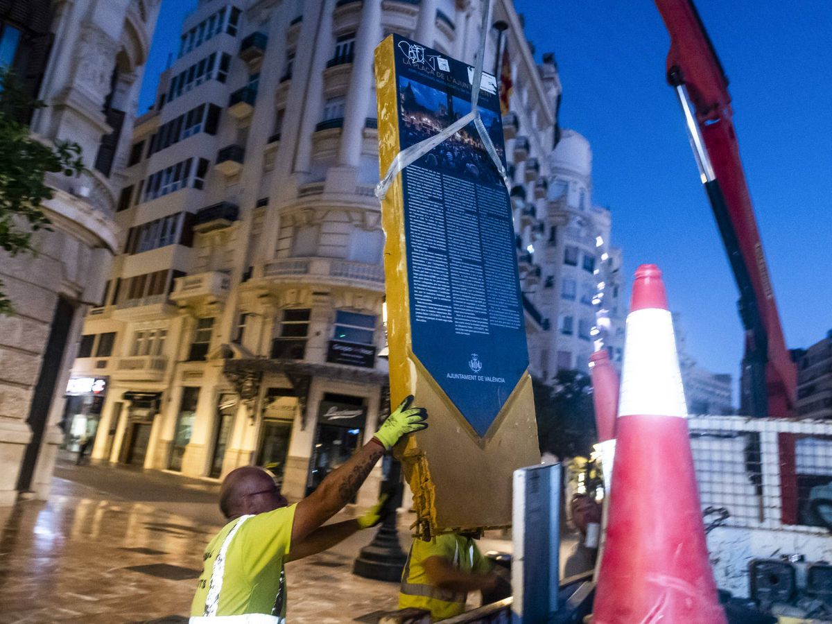 Foto: El Ayuntamiento de Valencia ha retirado este viernes el monolito en homenaje al 15-M, ubicado en la esquina de la plaza con la calle de la Sangre. (EFE)