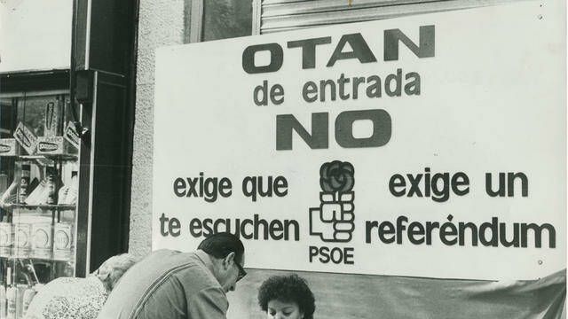 Mesa instalada por el PSOE para recoger firmas en apoyo de su postura respecto al ingreso de España en la OTAN, en septiembre de 1981. (EFE)