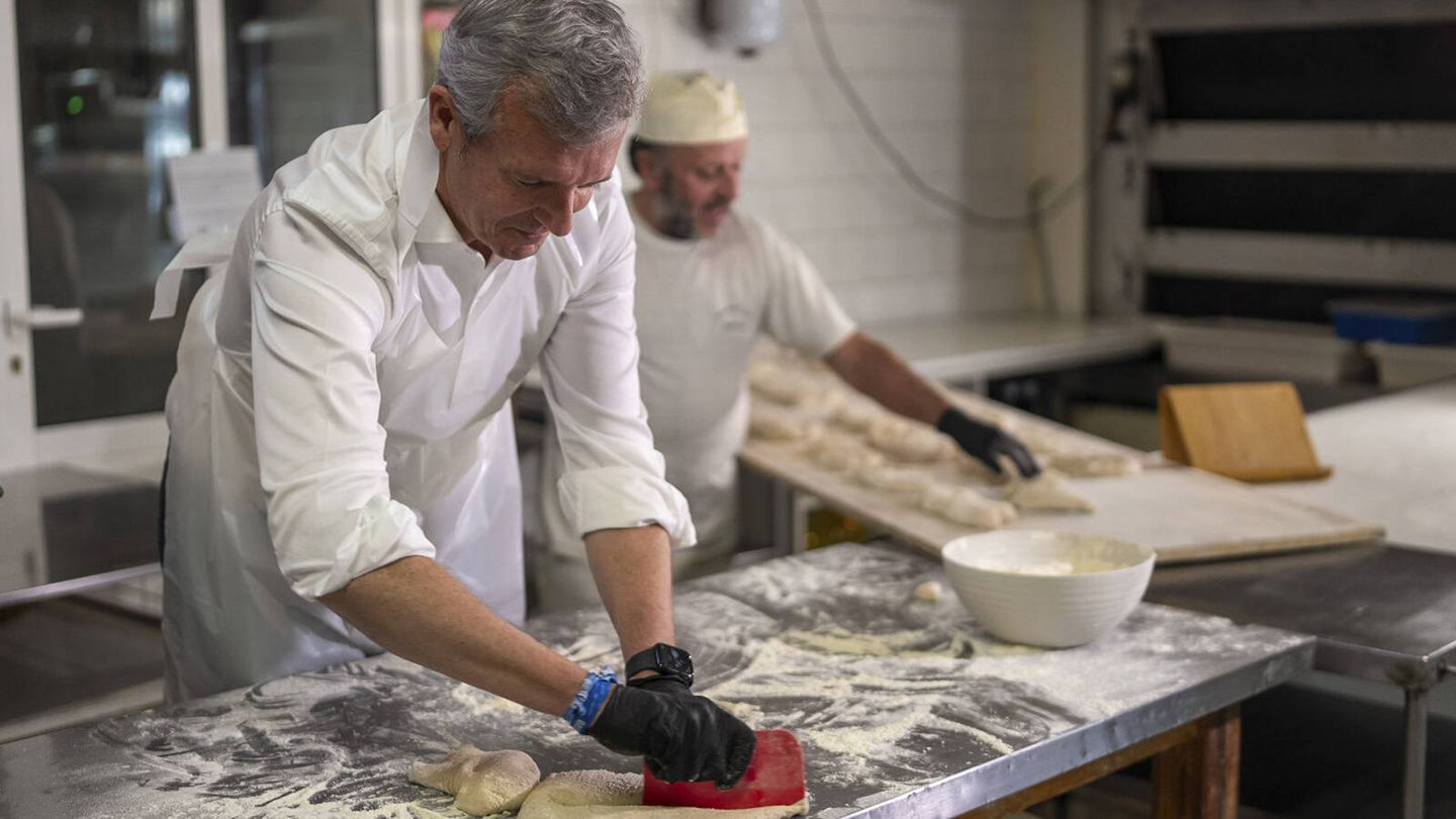 Alfonso Rueda en la panadería Fachal de Boqueixón. (Cedida)