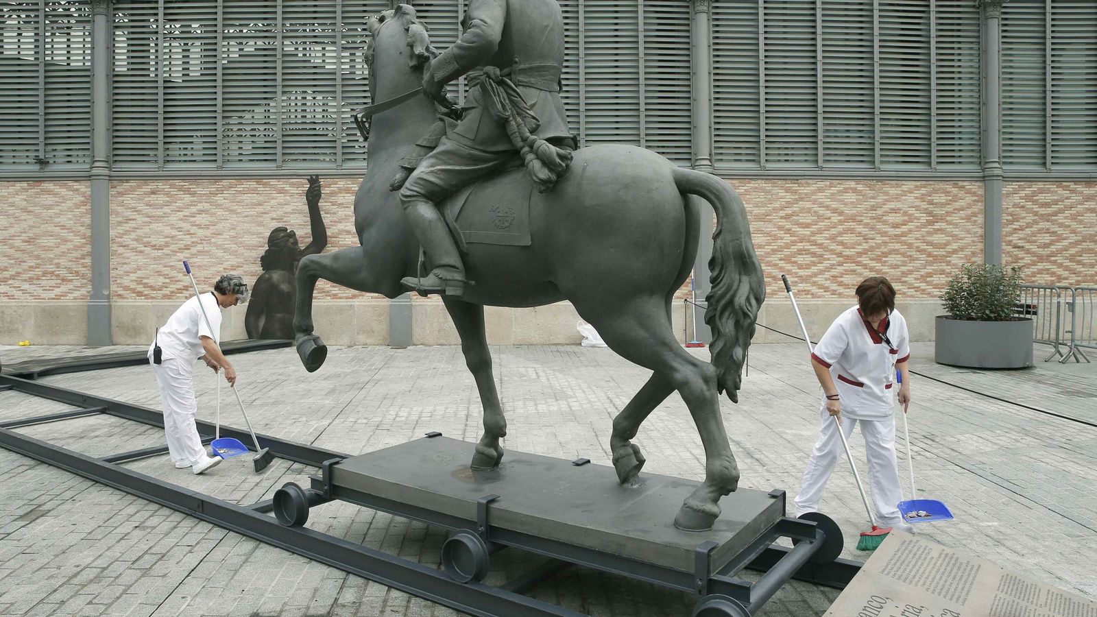 Foto: La escultura ecuestre del general Franco sin cabeza ya está situada frente al edificio del Born de Barcelona. (EFE)
