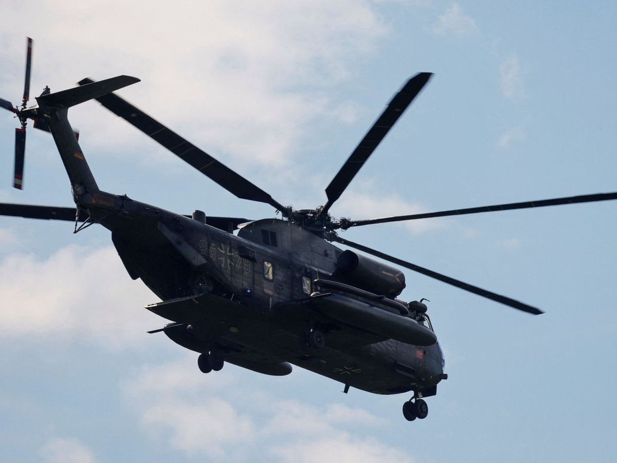 Foto: Helicóptero en el aire (REUTERS/Ludovic Marin Pool)