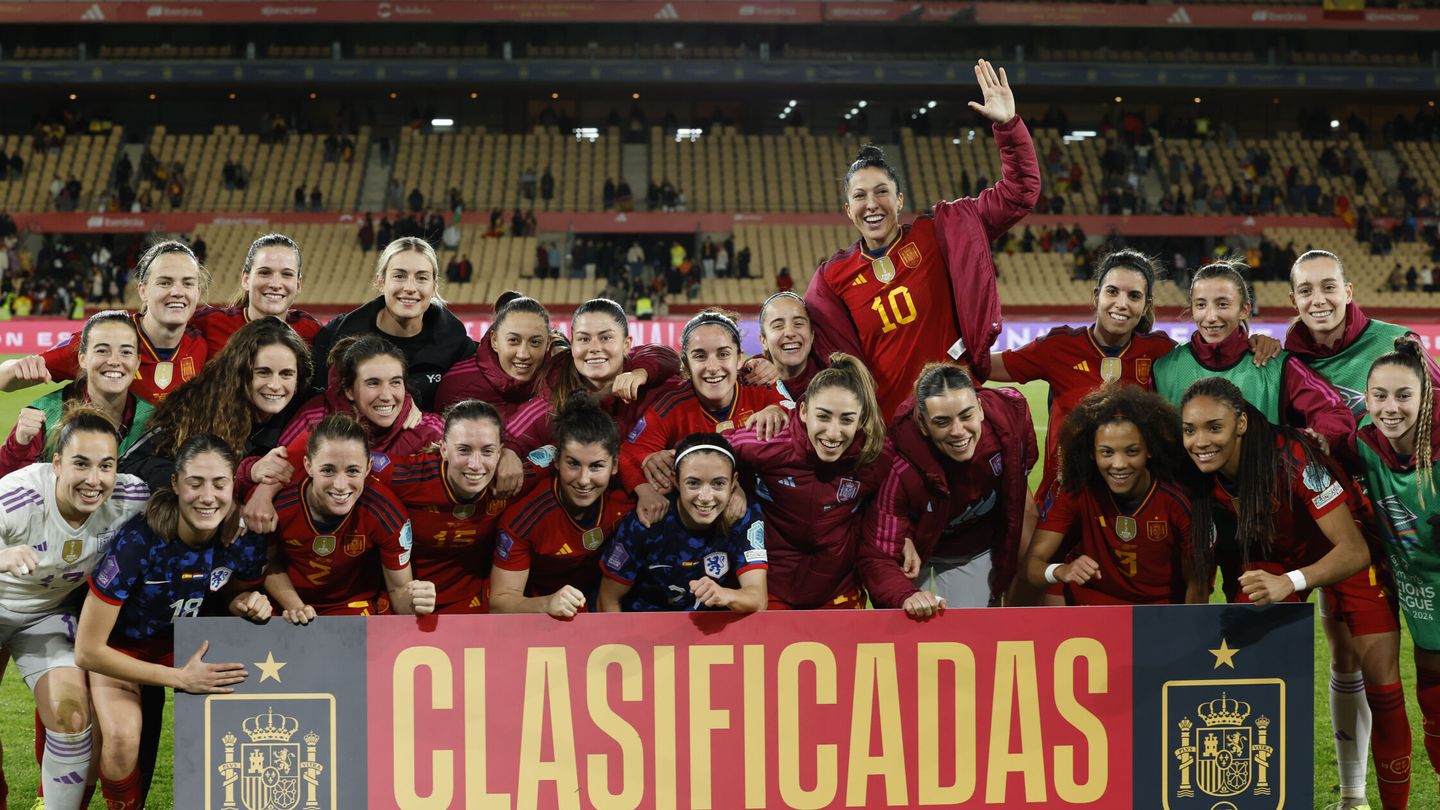 Las jugadoras de la Selección Española celebran su clasificación para los Juegos Olímpicos de París. (EFE/Julio Muñoz) 