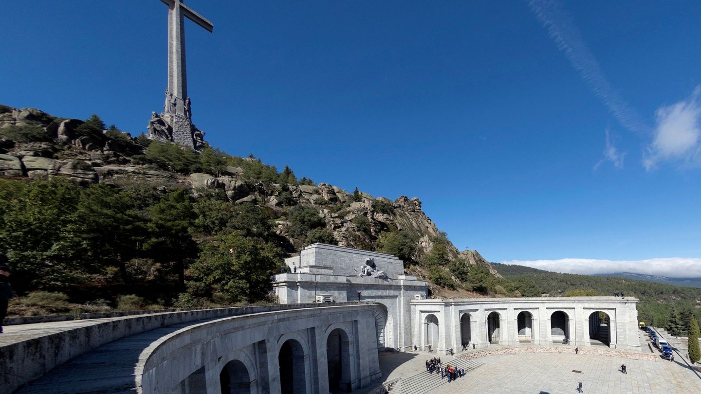 Los restos de Franco abandonan el Valle de los Caídos a hombros de su familia, este jueves. (EFE)