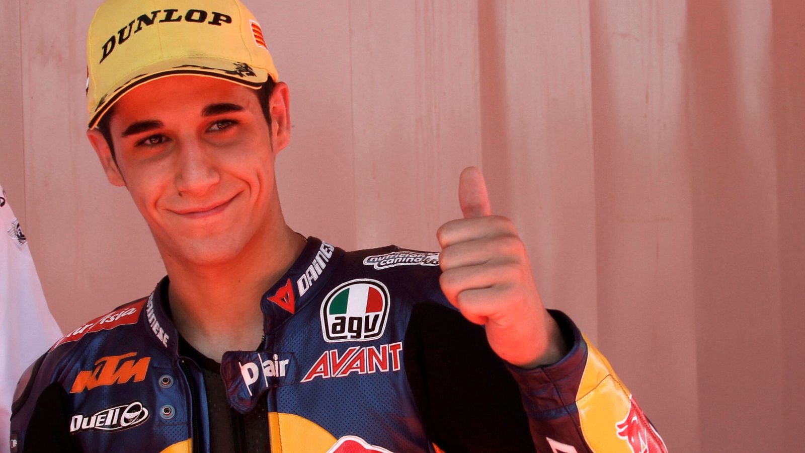 Foto: Ktm moto3 rider salom shows the thumb up to photographers after taking pole position during the qualifying of the catalunya grand prix in montmelo circuit near barcelona