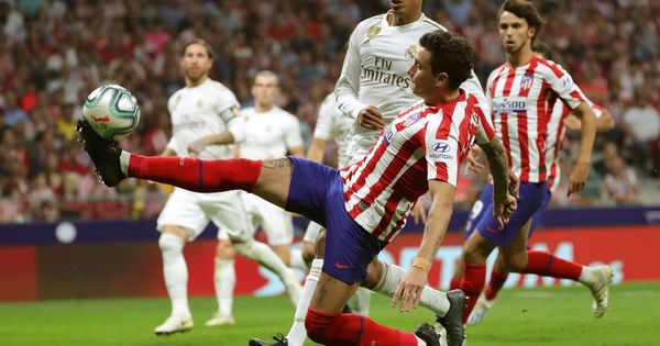 Foto: José María Giménez disputando un balón a Raphael Varane en el último partido del Atlético de Madrid. (EFE)