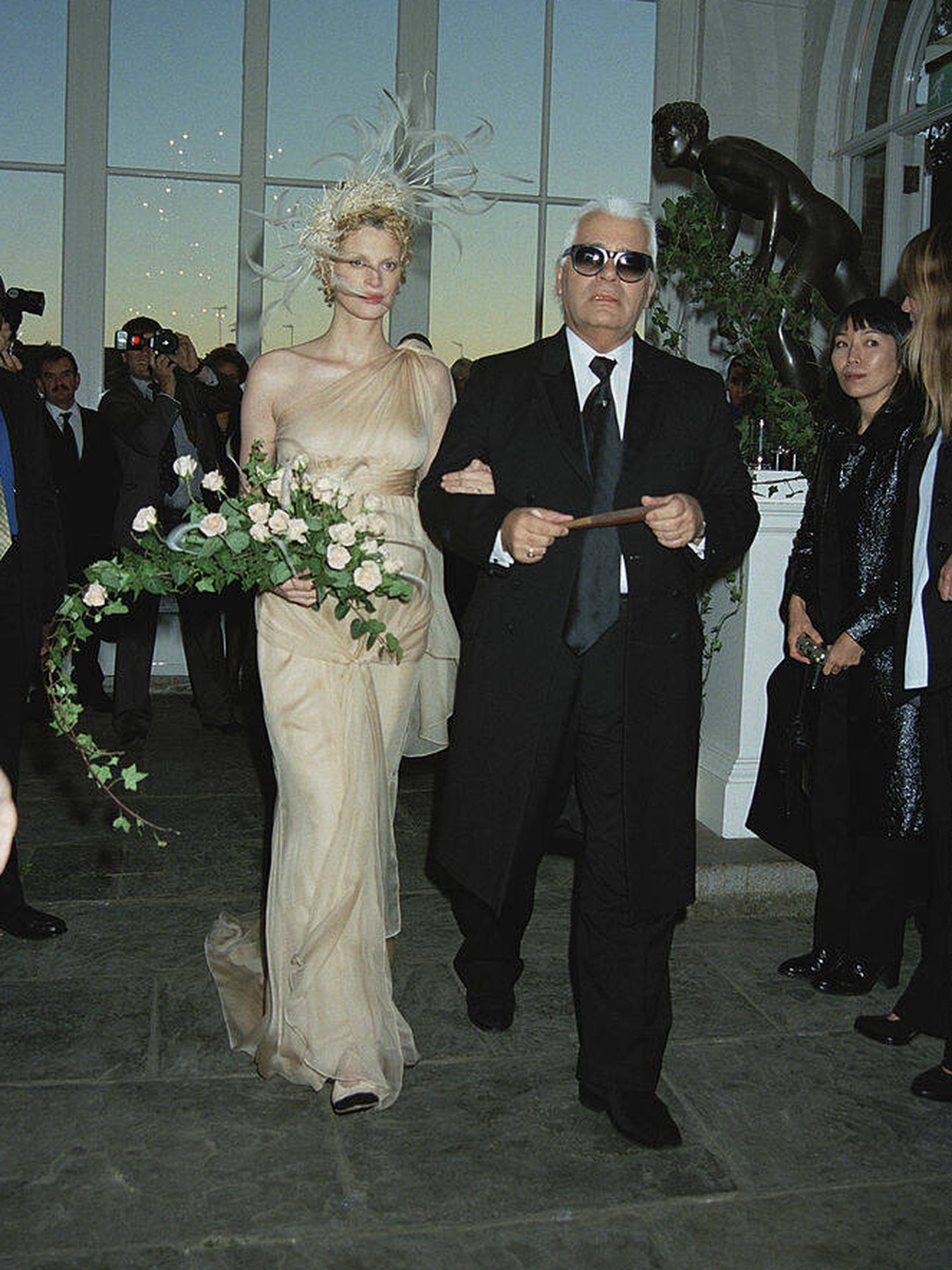 Kristen McMenamy, caminando hacia el altar del brazo de Karl Lagerfeld. (Getty Images)