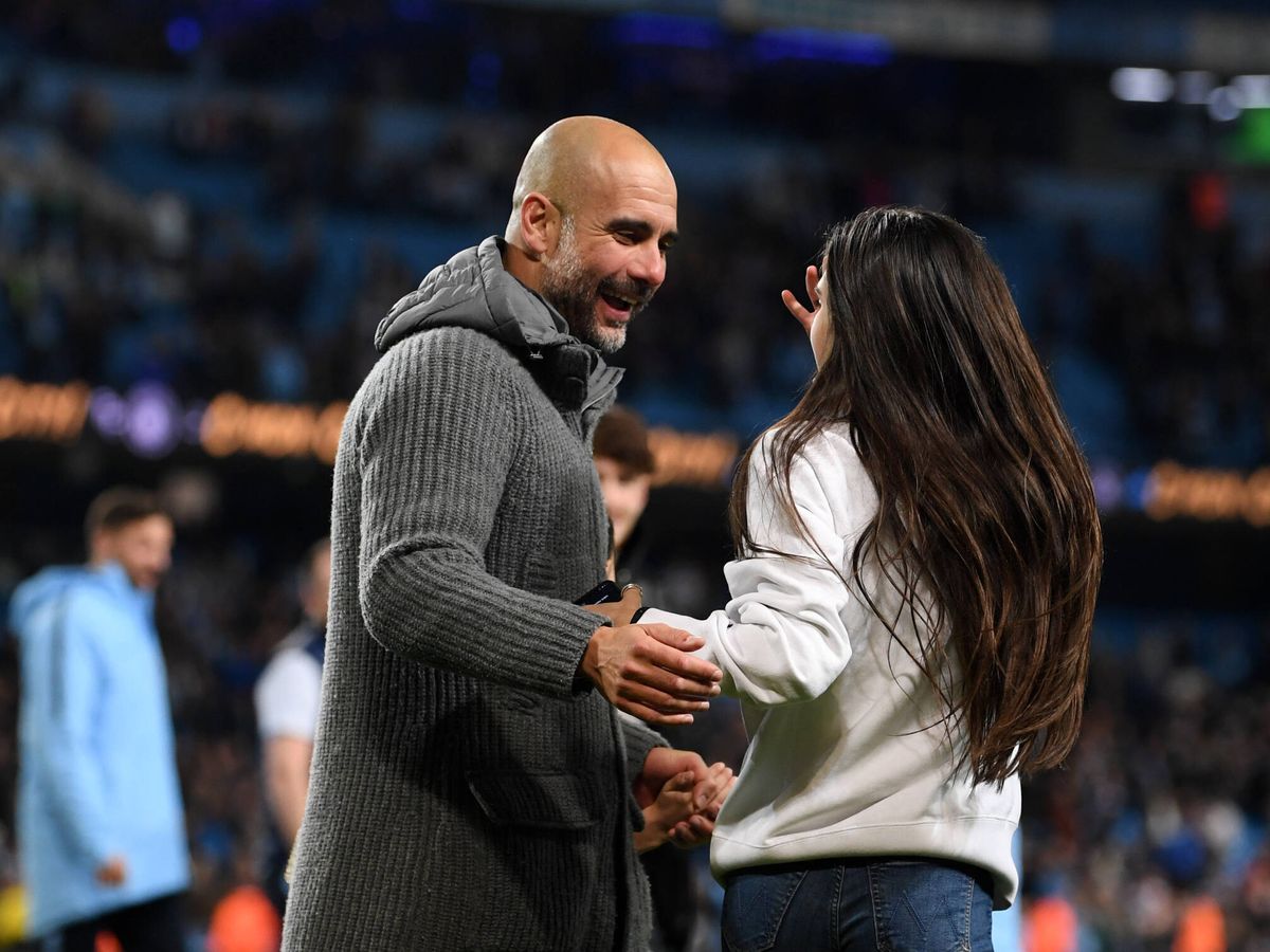 Foto: Pep Guardiola, celebrando con su hija María una victoria del Manchester City. (Getty)