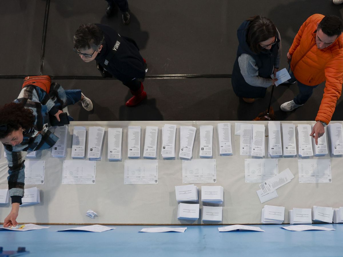 Foto: 2,2 millones de electores están convocados a votar en Galicia (EFE/Lavandeira Jr.)