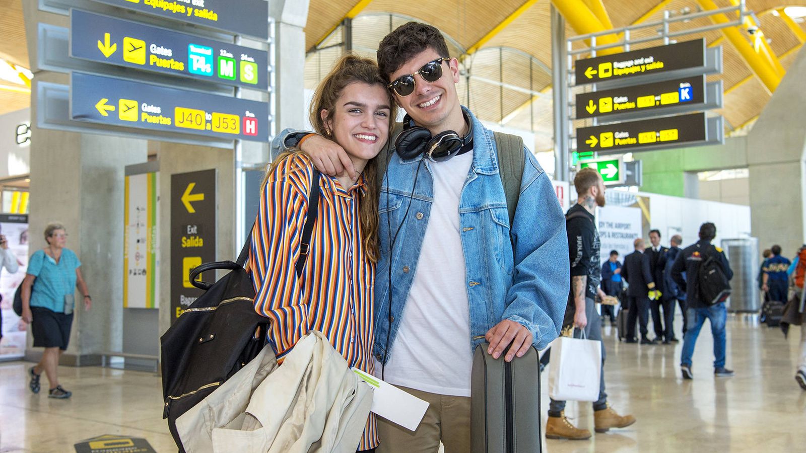 Foto: Amaia y Alfred en el aeropuerto, a punto de partir hacia Lisboa. (RTVE)