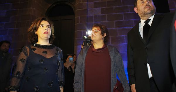 Foto: La vicepresidenta del Gobierno, Soraya Sáenz de Santarmía, junto al vicepresidente catalán y conseller de Economía, Oriol Junqueras, y la consellera de Trabajo, Dolors Bassa. (Efe)