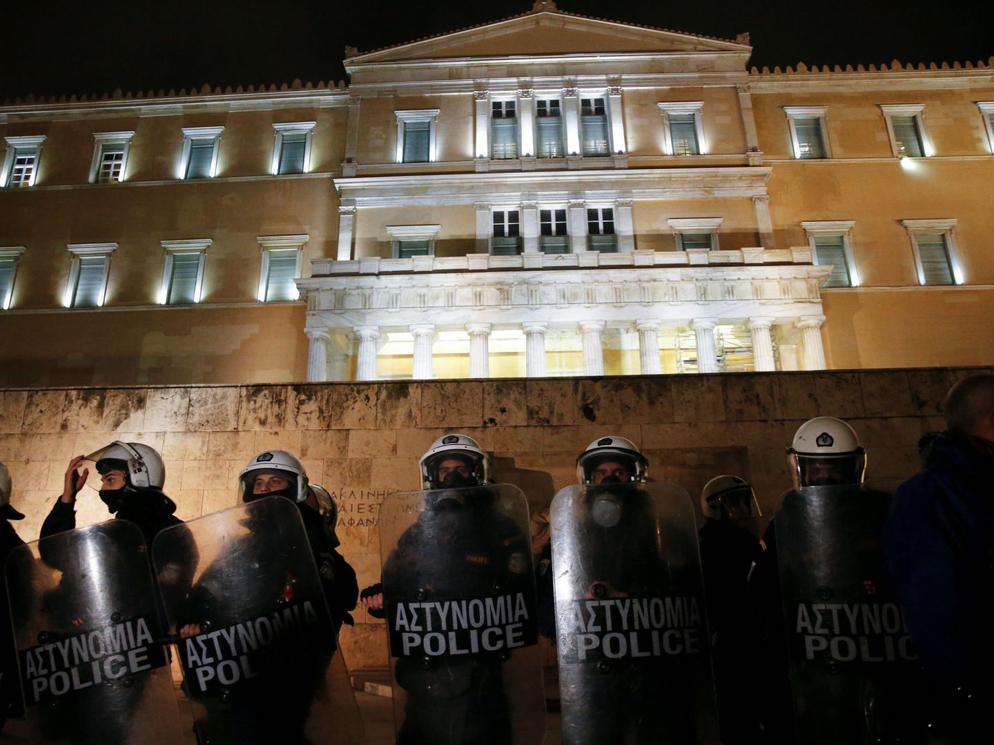 Policías antidisturbios protegen el Parlamento griego durante las protestas contra los recortes laborales, el 15 de enero de 2018. (Reuters)