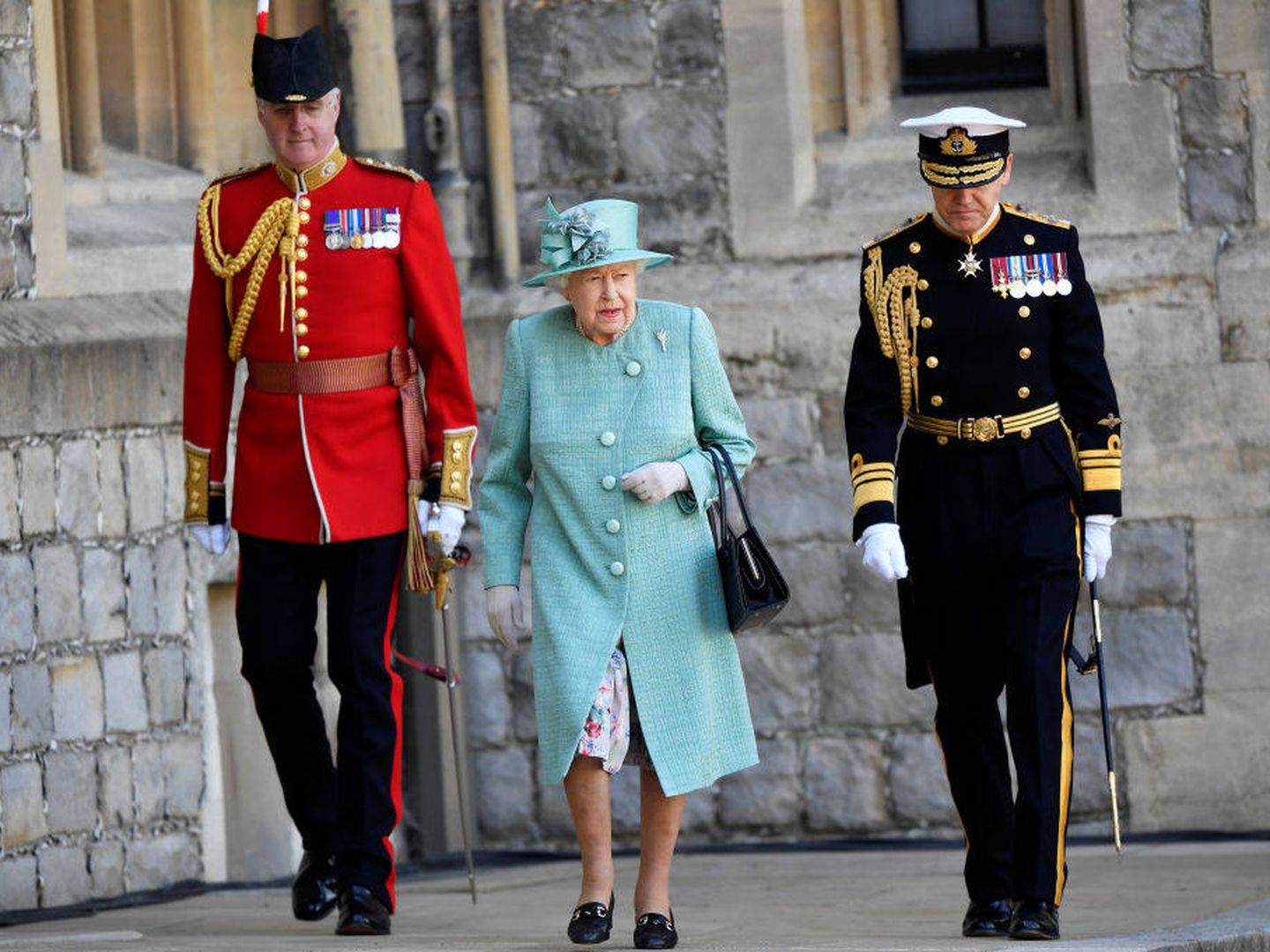 Isabel II acompañada de dos guardias durante el 'Trooping the Colour 2020'. (Getty)