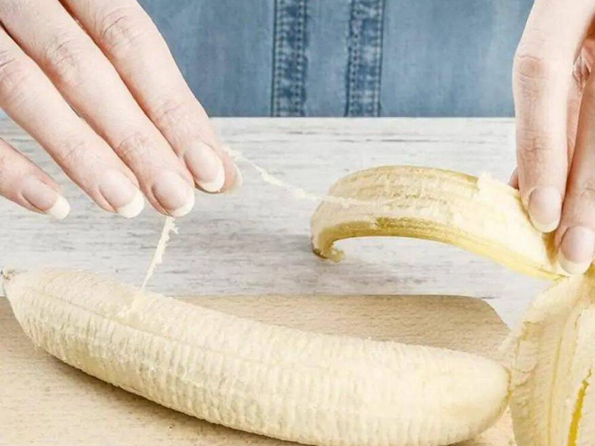 Foto: Esto es lo que dice la ciencia sobre si es saludable o no comerse las hebras blancas del plátano. (iStock)