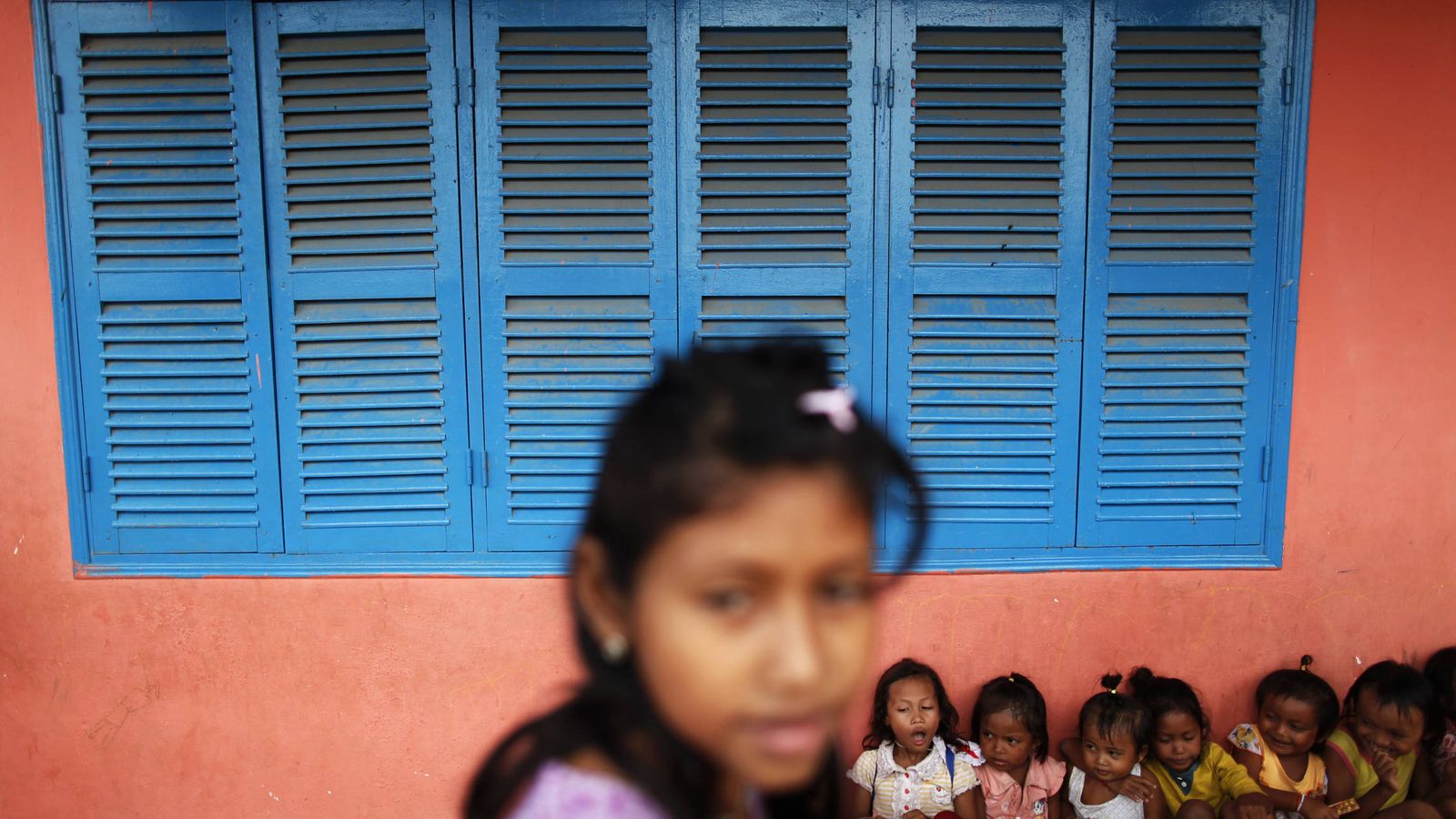 Foto: Niños camboyanos esperan que llegue ayuda humanitaria a la School for Vulnerable Child Garbage Workers, en las afueras de Phnom Penh. (Reuters)