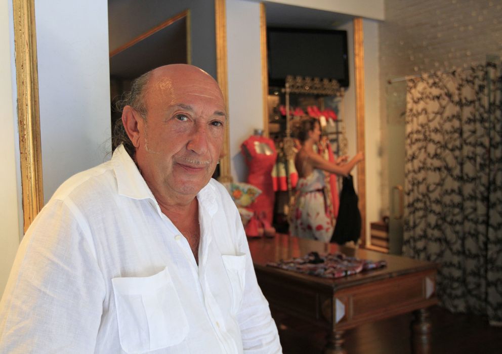 Foto: El modisto Francis Montesinos en una imagen de archivo en su tienda de Valencia (Gtres)