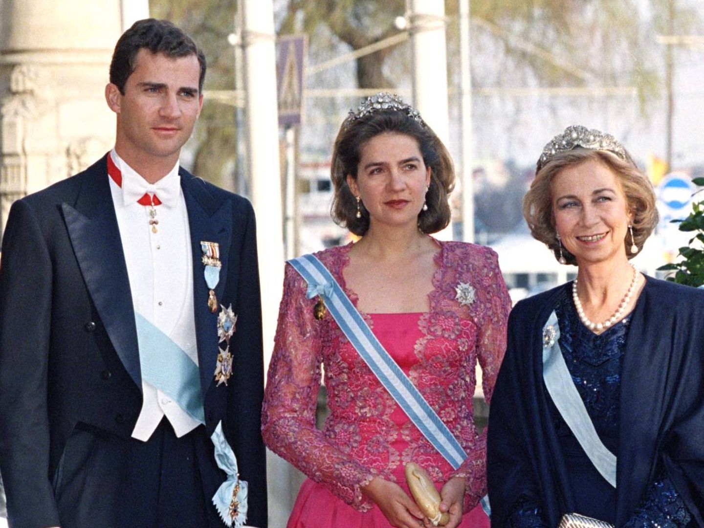 La infanta Cristina, con su vestido capote, Felipe y la reina Sofía. (Getty)