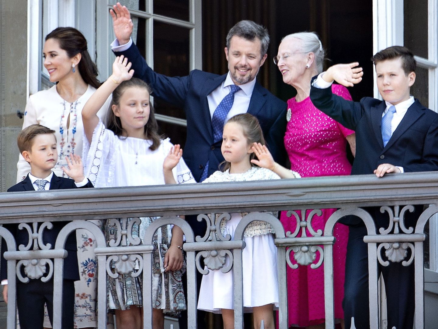La reina Margarita, con sus herederos, su nuera y sus nietos. (EFE)