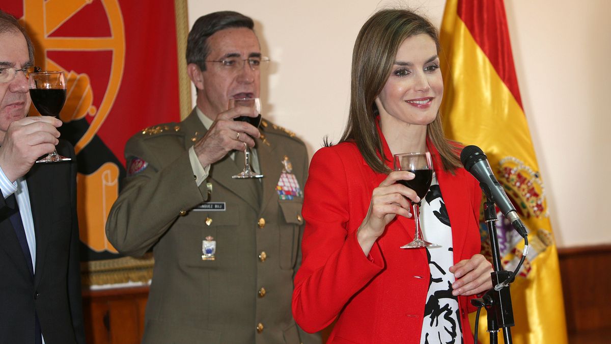 La Reina Letizia a un militar: "Soy abstemia completamente y me critican por no beber"