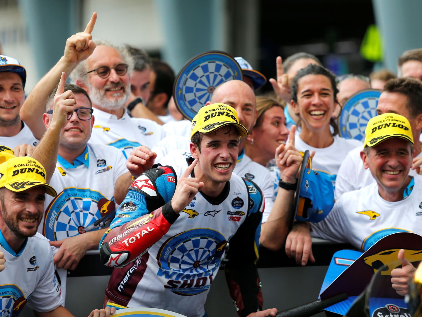 Álex Márquez y su equipo, celebrando el segundo campeonato de su carrera. (EFE)