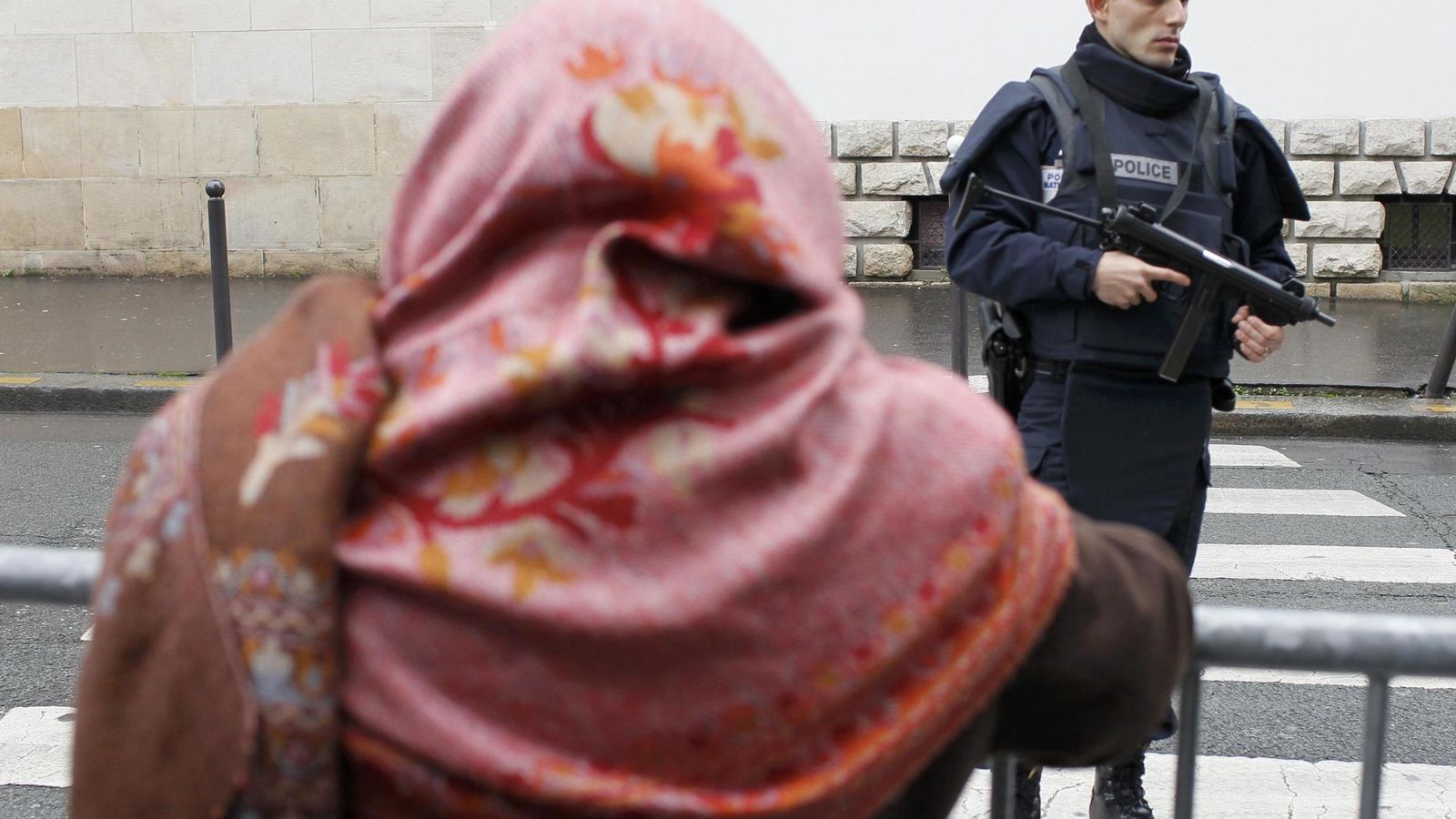 Foto: Un policía francés custodia una mezquita en París el 9 de enero de 2015, tras los atentados contra la revista satírica 'Charlie Hebdo' (Reuters)