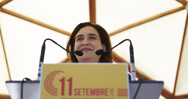 Foto: La alcaldesa de Barcelona Ada Colau durante su intervención en el acto de Catalunya en Comú, con motivo de la Diada del 11 de septiembre. (EFE)