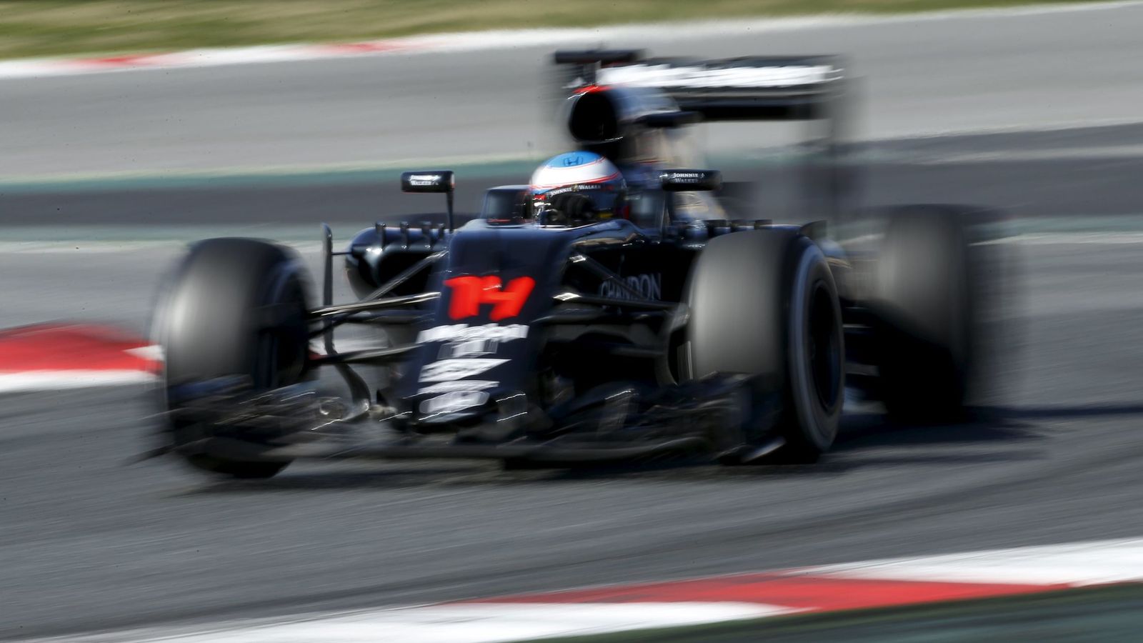 Foto: Fernando Alonso, en una práctica de pretemporada en el circuito de Montmeló. (Reuters)