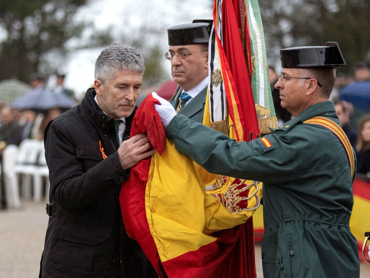 Foto: Marlaska preside una jura bandera de la Guardia Civil en Baeza el pasado 21 de diciembre. (EFE)