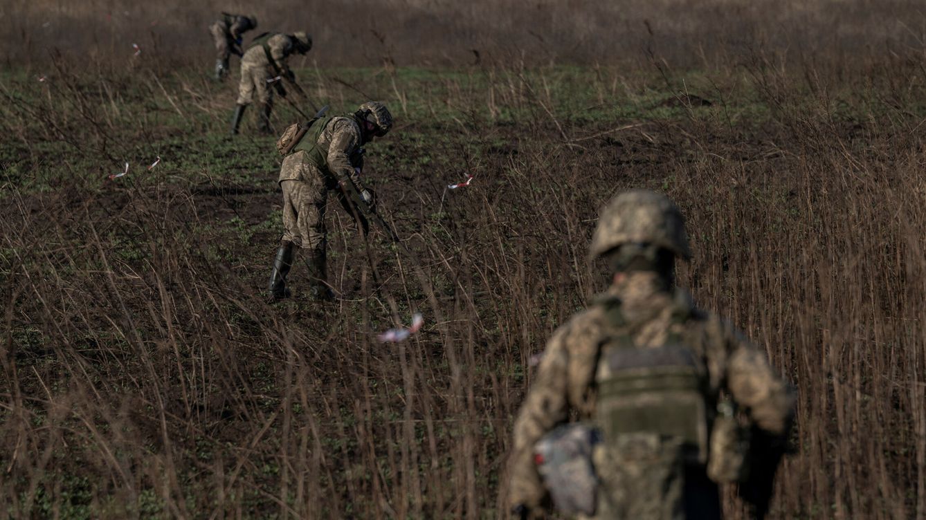 Foto: Zapadores ucranianos inspeccionan un campo en busca de artefactos explosivos. (Reuters/Viacheslav Ratynskyi)