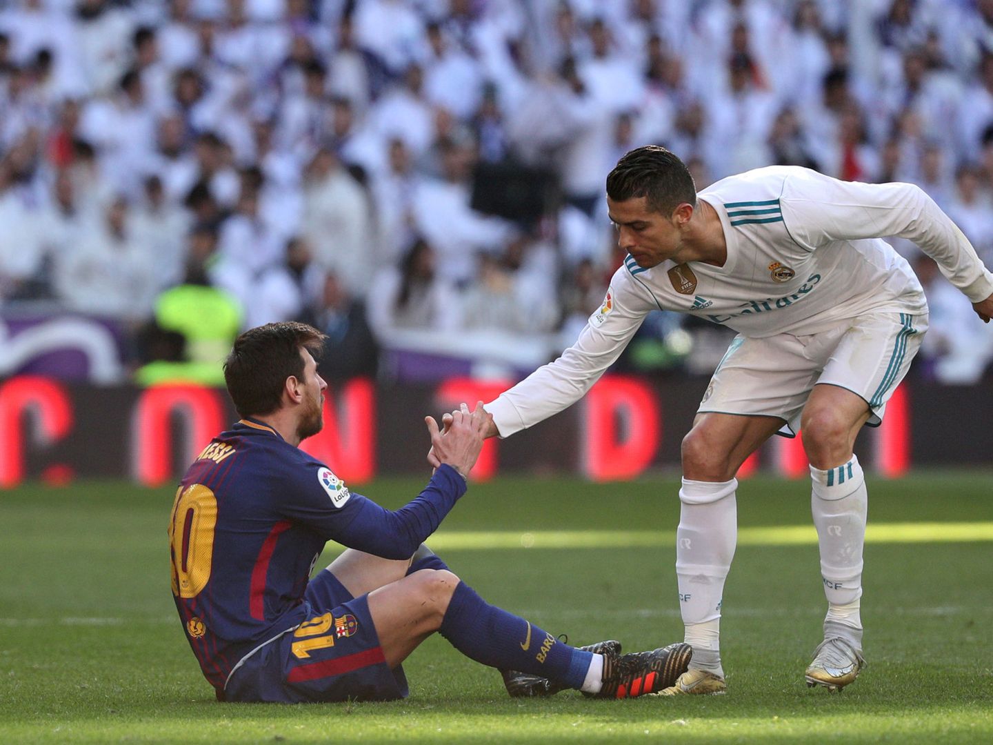 Messi y Cristiano, en un Madrid-Barcelona disputado en diciembre de 2017. (Reuters)